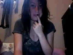 Блондинка прави чуваку свирка, а човек суетите пръст в задника Besplatno porno bg