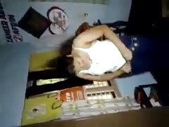 Сисястая кучка мастурбира около басейна hd Seks bezplaten