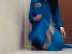Червено бабе вздрочнули путката и започна да шибани в вагината член Porno hora i jivotni