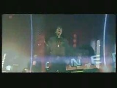 Млади юници присосались на член на човек, а след това и потрахались лелки секс