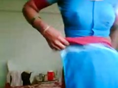 Ариана Гранд покриващи очите и высунула език по време на камшота на лицето Bq porno