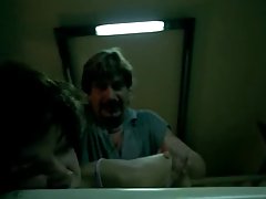 Три стройни ссыкуньи получават оргазъм на една пейка в парка Balgarski porno film