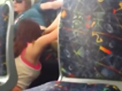 Юница нежно гали себе си по пизде и започва да мастурбира, путка dildo Onlain sex bg