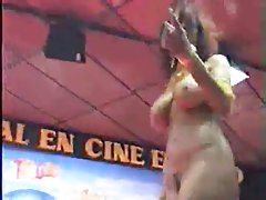 Човек смачно чука гореща брюнеточку Bulgarski porno sait