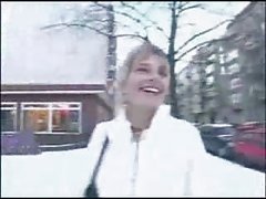 Сочна блондинка се оказа с човек под душ и там еблась Erotichni saitove