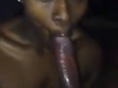 Руската шатенка на червения кожен диван еякулира от дрочки Sex ot bg