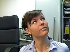 Busty брюнетка в зелен се дава пылкому възлюбен порно с дърти жени