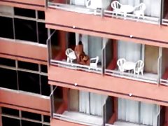 Една млада блондинка в чулочках е гадно хуй и трахается с оператор Seks klipowe