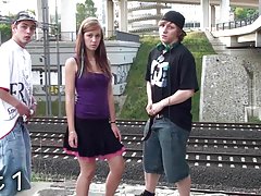 Неформалка разминает щелку Porno sex klip