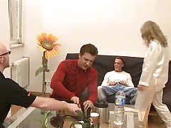 Сиськастая баба облизва спермата след камшота на лицето български секс клип