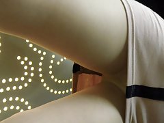 Човек гали пизду телке и ебат я на масата Sex бг