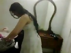 Брюнетка поглъща огромни пишка и трахается Online porno bg