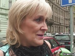 Красавеца Манди Bright обслужила две момчета Brutalno porno