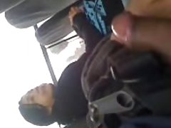 Красива блондинка с татушками закъсал за ръце към тавана и дрочили криско порно