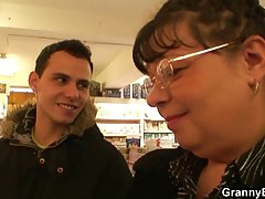 Ash Hollywood е гадно и вози на член на човек Porno sex klip